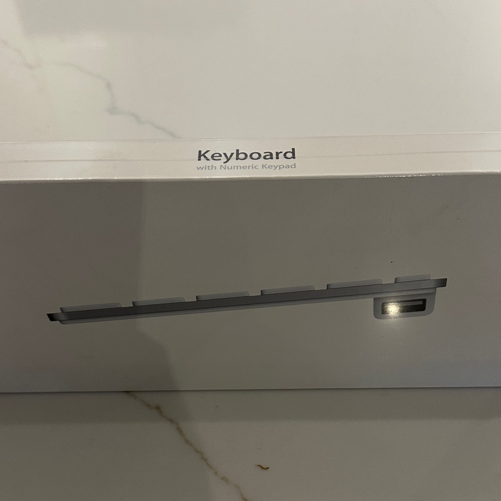 Apple White Keyboard with Numeric Pad NIB
